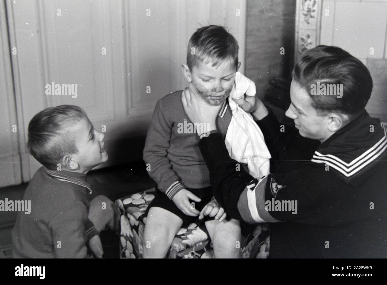 Mitglieder einer kinderreichen Familie helfen sich gegenseitig, Deutsches Reich 1930er Jahre. I membri di una famiglia estesa si aiutano a vicenda, Germania 1930s. Foto Stock