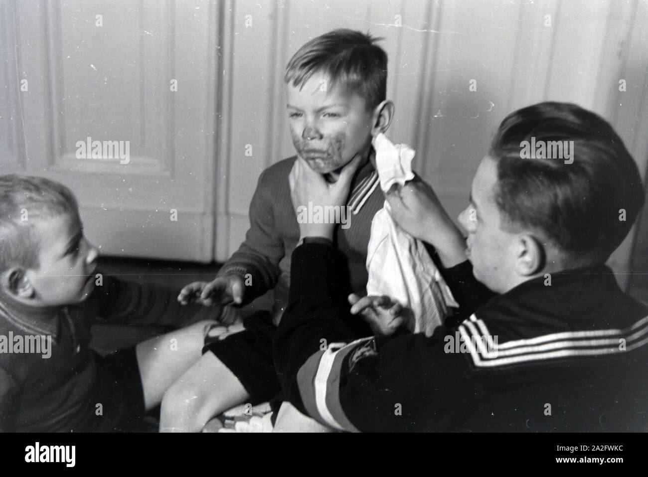 Mitglieder einer kinderreichen Familie helfen sich gegenseitig, Deutsches Reich 1930er Jahre. I membri di una famiglia estesa si aiutano a vicenda, Germania 1930s. Foto Stock