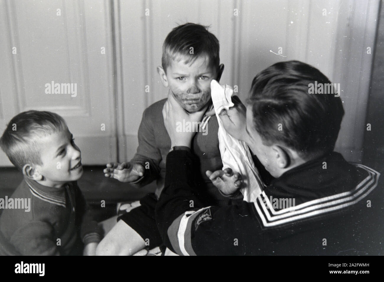 Mitglieder einer kinderreichen Familie helfen sich gegenseitig, Deutsches Reich 1930er Jahre. I membri di una famiglia estesa si aiutano a vicenda, Germania 1930s. Foto Stock