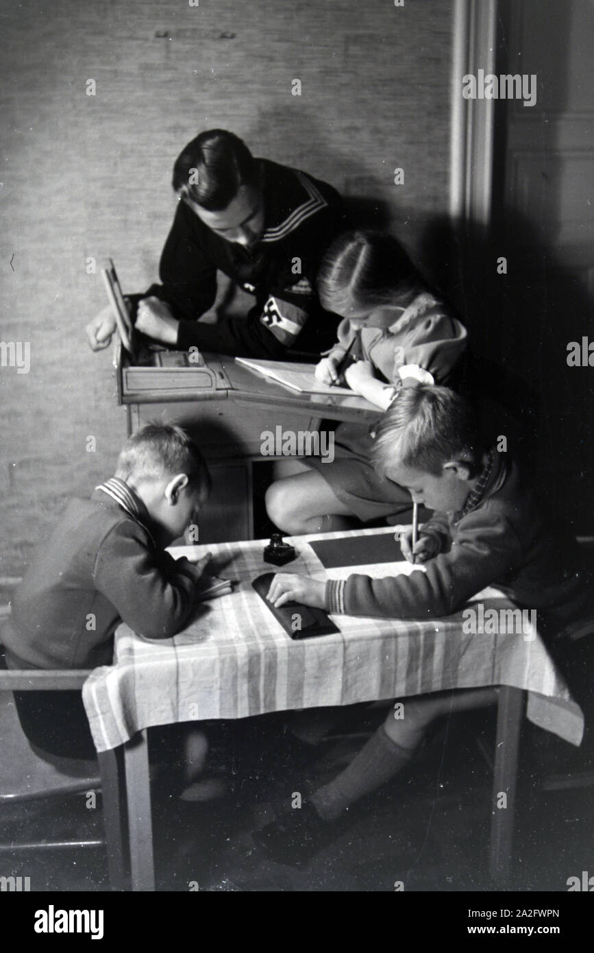 Mitglieder einer kinderreichen Familie helfen sich gegenseitig, Deutsches Reich 1930er Jahre. I membri di una famiglia estesa si aiutano a vicenda, Germania 1930s. Foto Stock