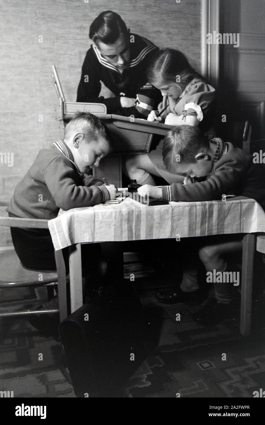 Mitglieder einer kinderreichen Familie helfen sich gegenseitig, Deutsches Reich 1930er Jahre. I membri di una famiglia estesa si aiutano a vicenda, Germania 1930s. Foto Stock