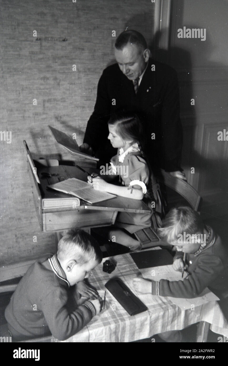 Mitglieder einer kinderreichen Familie helfen sich gegenseitig, Deutsches Reich 1930er Jahre. I membri di una famiglia estesa si aiutano a vicenda, Germania 1930s. Foto Stock