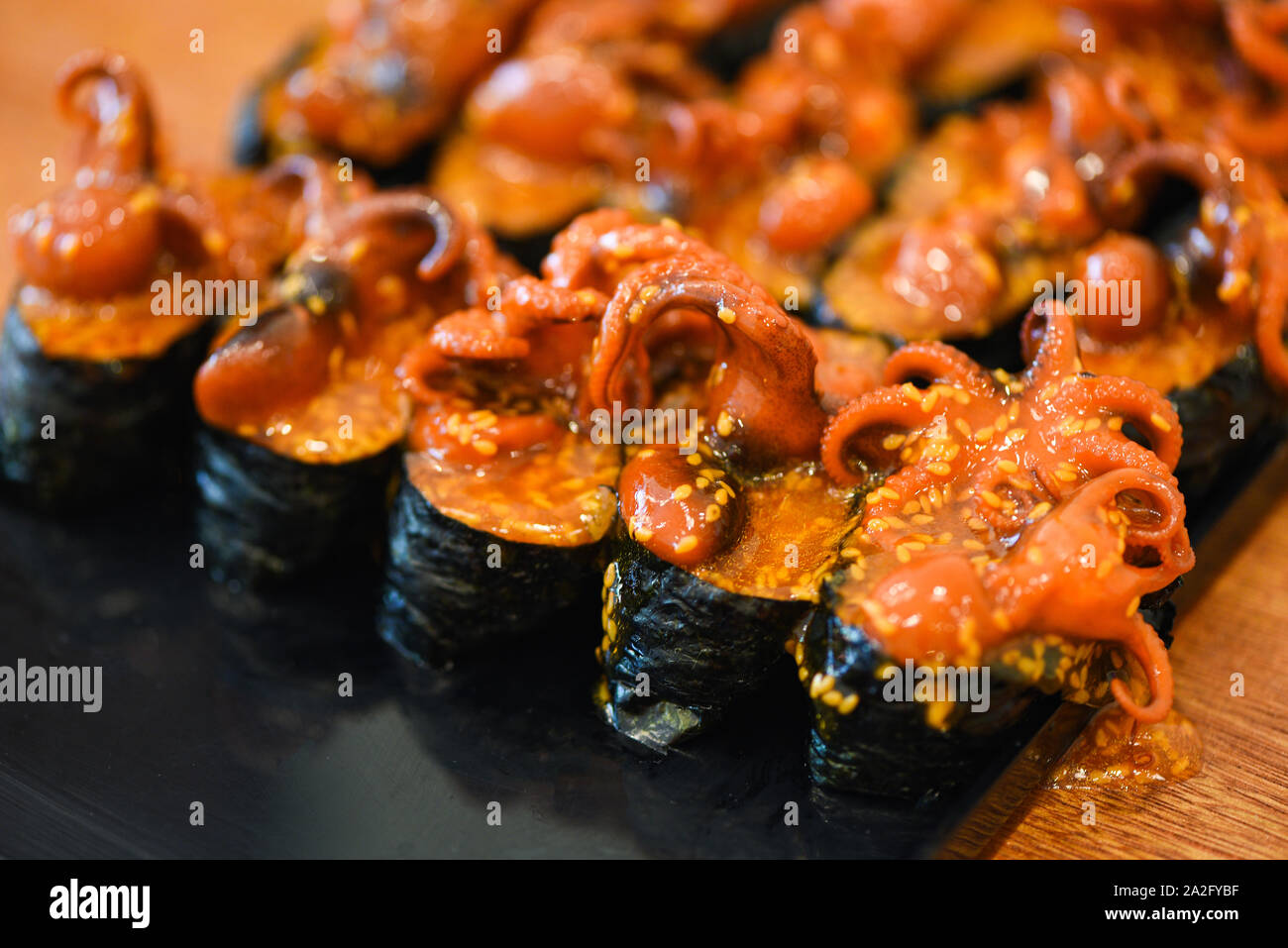 Il cibo giapponese sushi polpo calamari sesamo nori nel ristorante sushi set menu cucina Giapponese ingredienti freschi sul vassoio , il fuoco selettivo Foto Stock