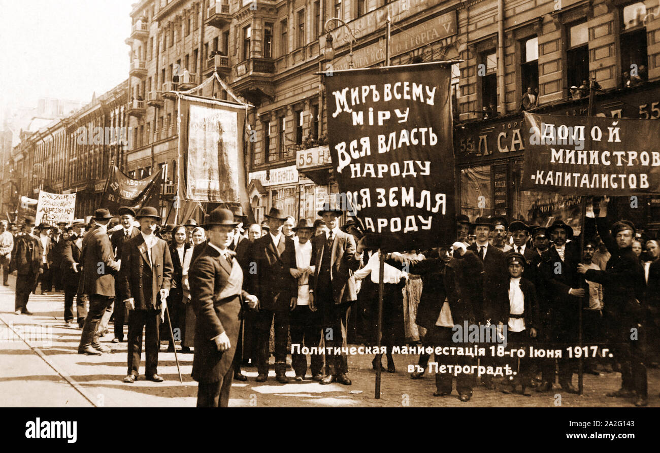 Manifestazione politica sulla Nevsky Prospect a Petrograd, 18 giugno 1917. Rivoluzione russa. Collezione privata. Slogan bolscevico sono visibili sul banner. Il banner di sinistra "Tutto il potere al popolo , la pace per il mondo intero, tutti i terreni per le persone" e il banner di destra "giù con il ministro-capitalisti". Foto Stock