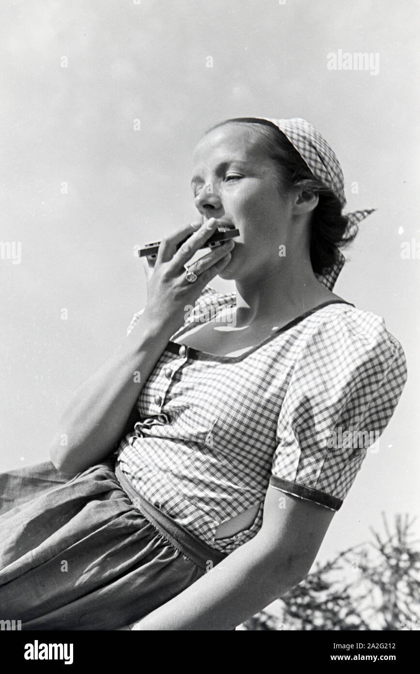 Porträt einer jungen Mundharmonikapielerin Nordschwarzwald im, Deutschland 1930er Jahre. Ritratto di un giovane giocatore mouthorgan nella Foresta Nera settentrionale, Germania 1930s. Foto Stock