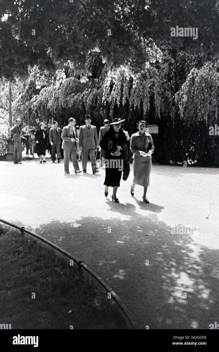 Die Lichtentaler Allee a Baden-Baden ist ein beliebtes und häufig besuchtes Ziel für Spaziergänger, Deutschland 1930er Jahre. La Lichtentaler Allee in Baden-Bade è un famoso e ben frequentata per passeggini, Germania 1930s. Foto Stock