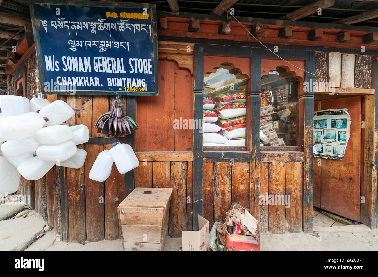 Bunthang, Bhutan, 05 Nov 2011: vista del negozio locale di vendita mercanzia quotidiana. Foto Stock