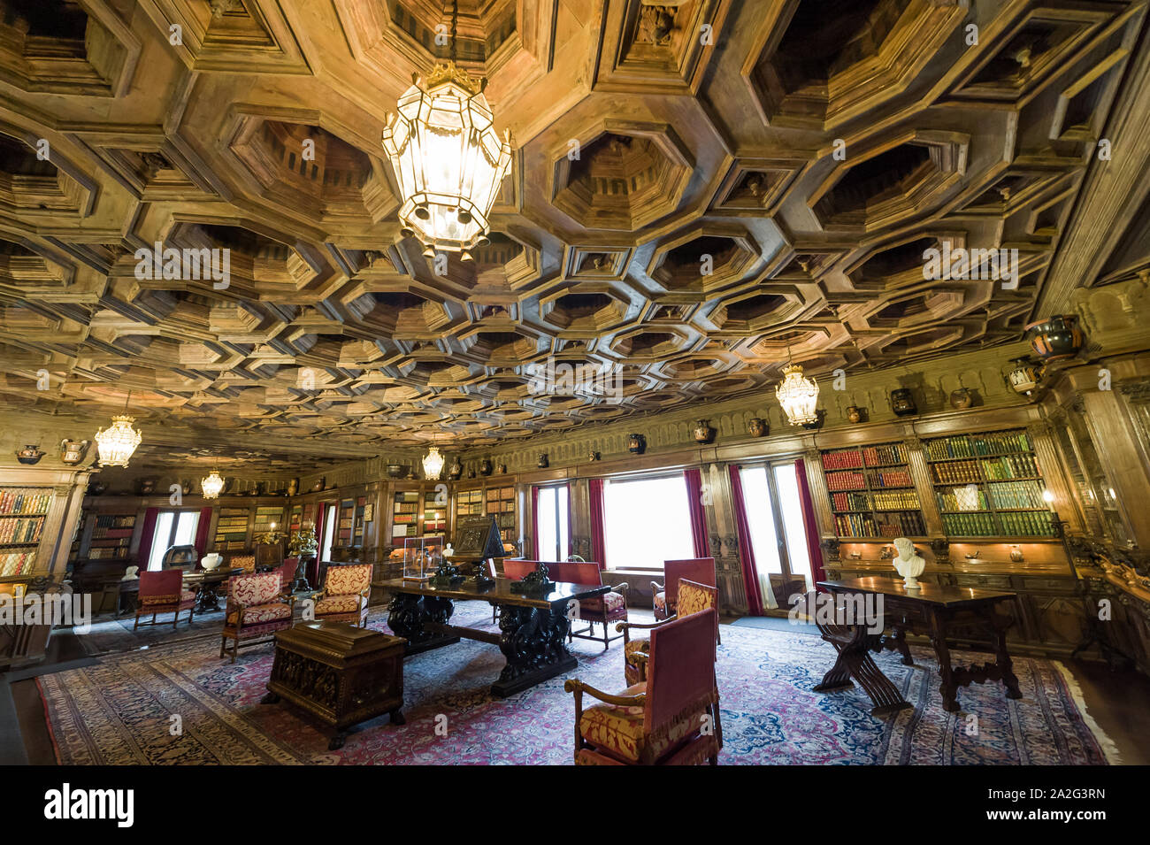 In California, Stati Uniti d'America, 09 Jun 2013: Gran Sala di studio con annessa biblioteca presso il Castello di Hearst, che è nazionale e California caposaldo storico aperto f Foto Stock