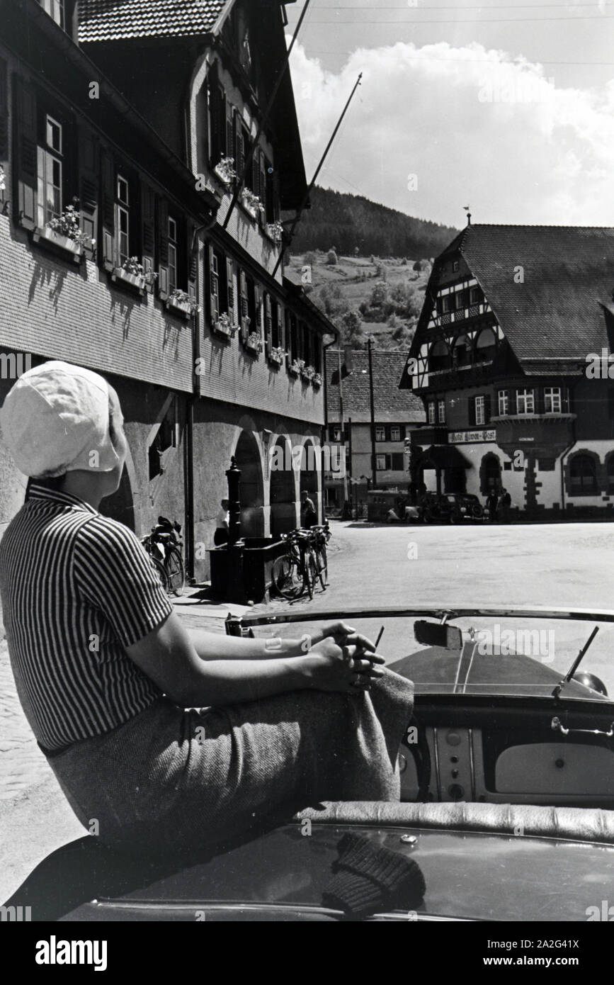 Ein Ausflug nach Alpirsbach im Schwarzwald, Deutsches Reich 1930er Jahre. Una escursione a Alpirsbach nella Foresta Nera, Germania 1930s. Foto Stock