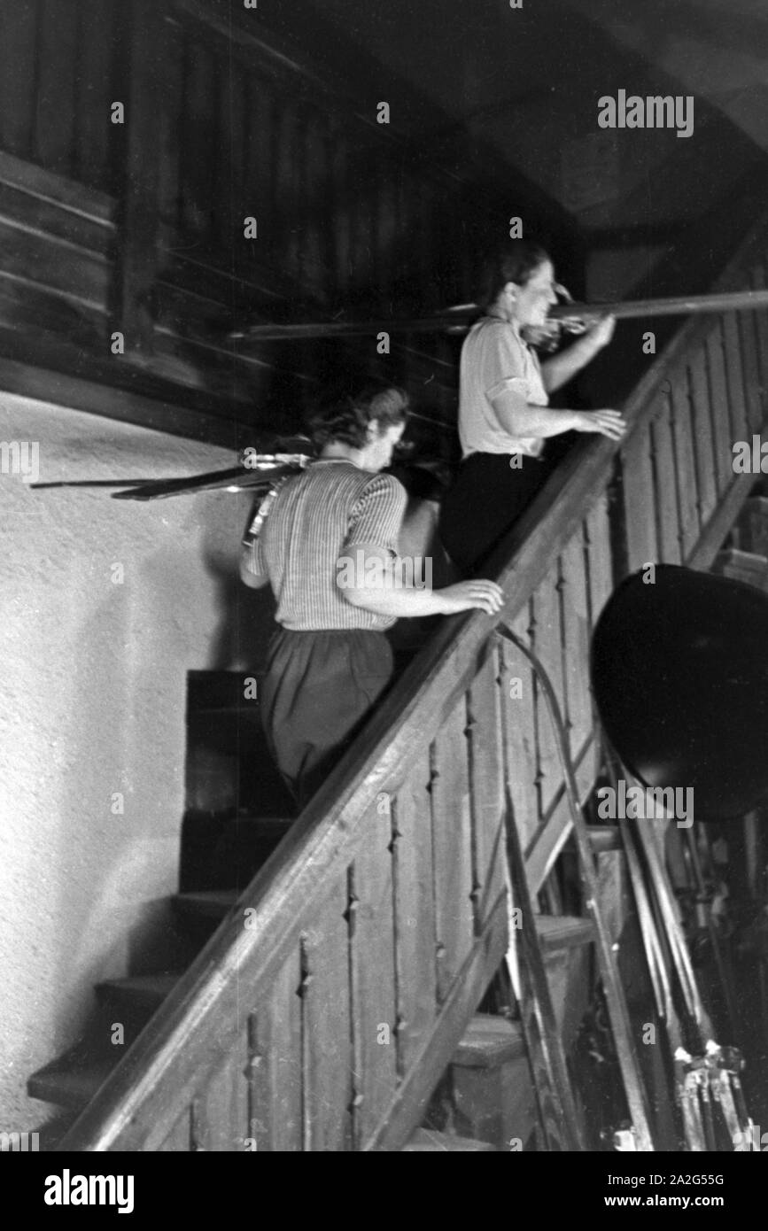 Zwei Anfängerinnen aus einem Trockenskikurs auf einer Treppe einer Skihalle, Deutschland 1930er Jahre. Due giovani principianti presso le scale di un corso di formazione per gli sci Hall, Germania 1930s. Foto Stock