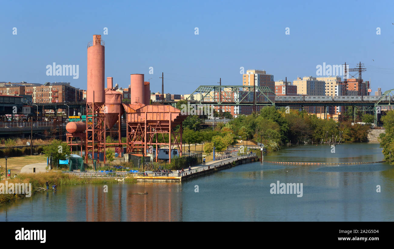 Skyline del Bronx con impianto di calcestruzzo Park, il fiume Bronx, e la elevata 6 treno della metropolitana Foto Stock