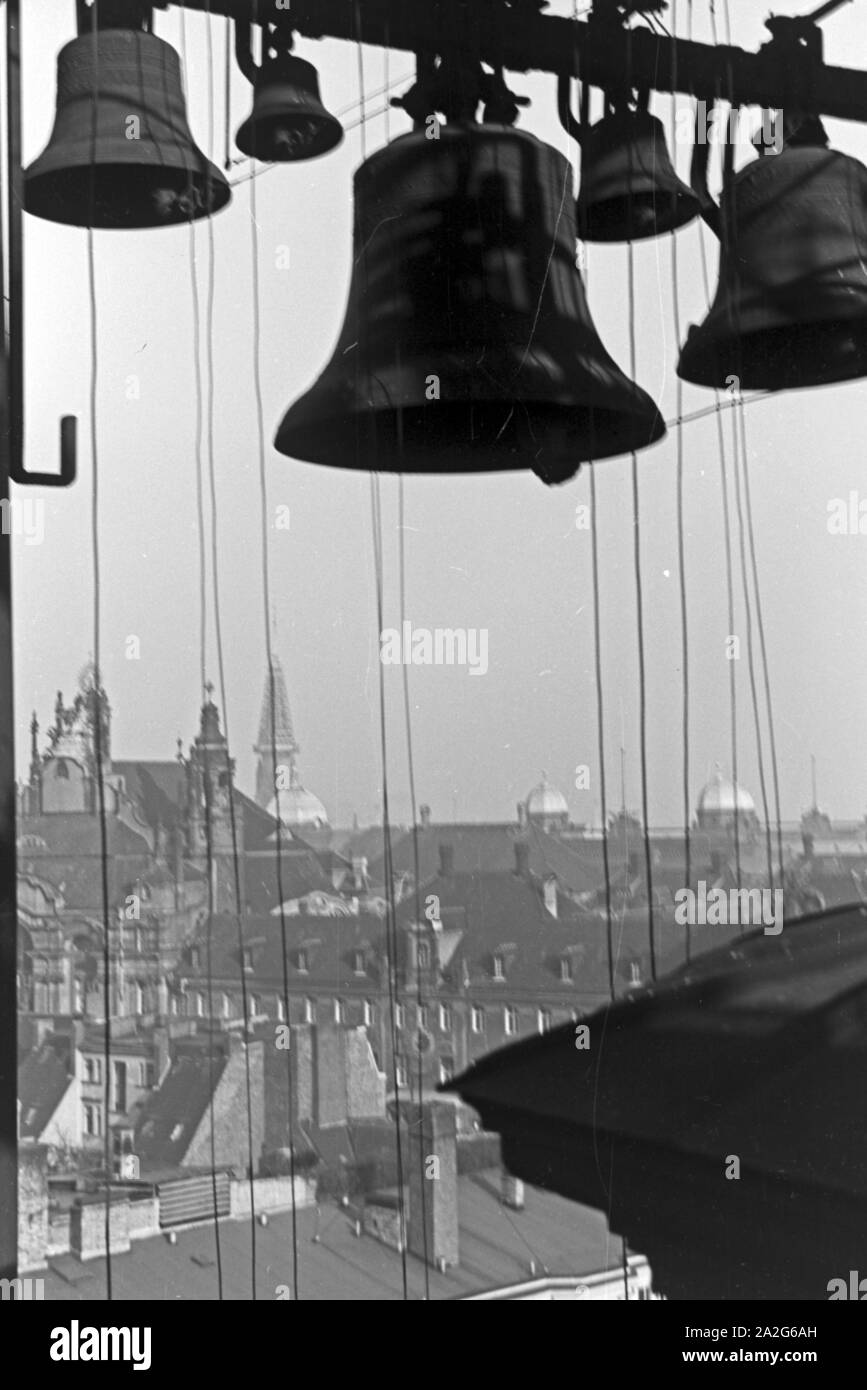 Glocken des Glockenspiels auf dem Turm der Parochiakirche a Berlino, Deutschland 1930er Jahre. I suoni di avviso del carillon di Parochialkirche Berlin, Germania 1930s. Foto Stock