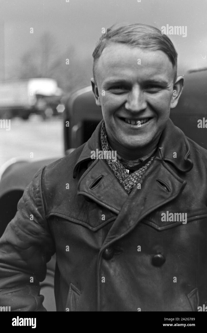 Porträt eines Kraftfahrers vor seinem LKW, Deutschland 1930er Jahre. Ritratto di un automobilista di fronte al suo carrello, Germania 1930s. Foto Stock