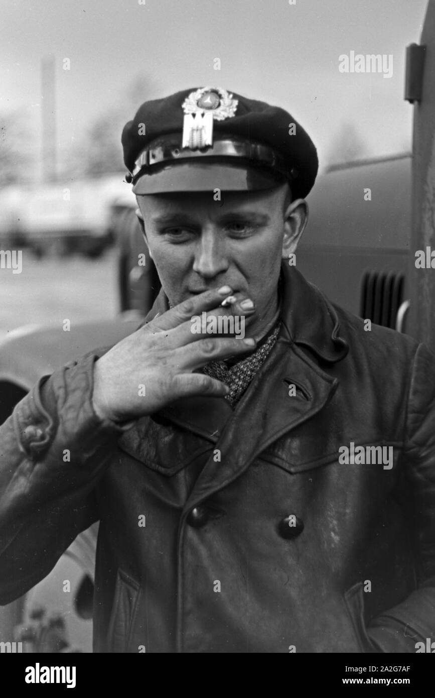 Porträt eines Kraftfahrers vor seinem LKW, Deutschland 1930er Jahre. Ritratto di un automobilista di fronte al suo carrello, Germania 1930s. Foto Stock