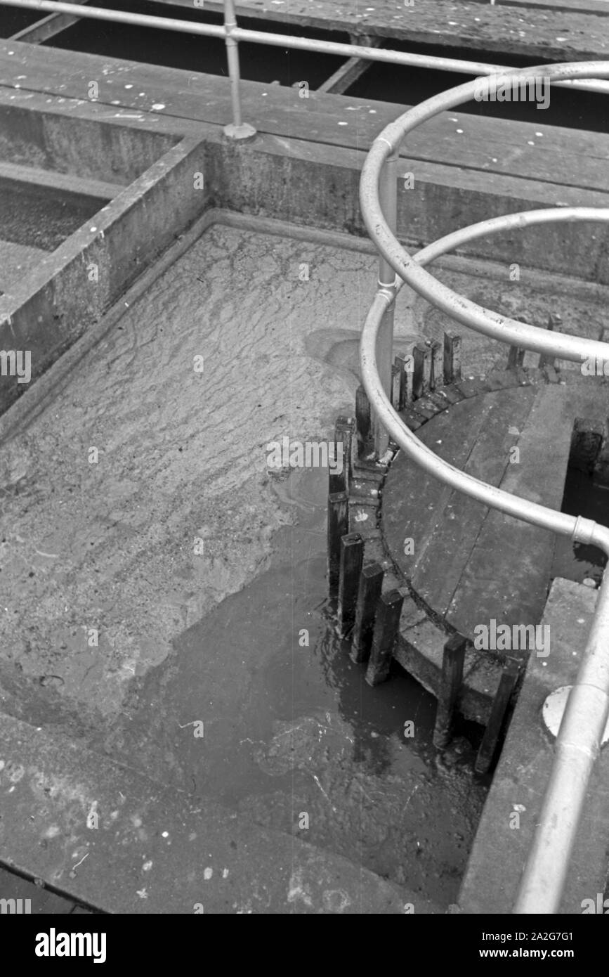 Faulbecken in einem Klärwerk, Deutschland 1930er Jahre. Serbatoi di digestivo presso un impianto di depurazione, Germania 1930s. Foto Stock