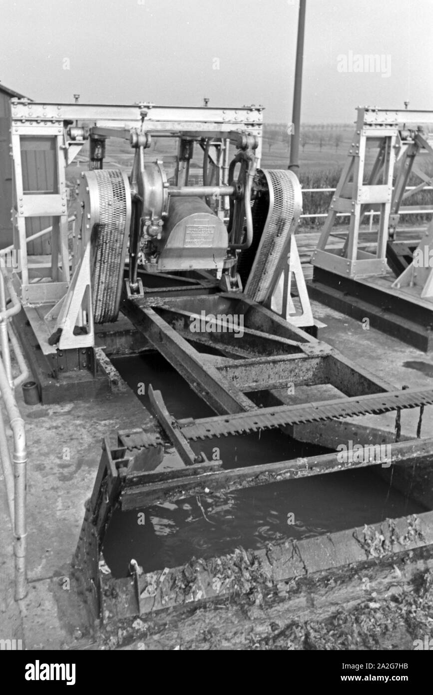 Kläranlage zur Wiederaufbereitung von Abwasser, Deutschland 1930er Jahre. Impianto di depurazione di acque reflue di riciclaggio, Germania 1930s. Foto Stock