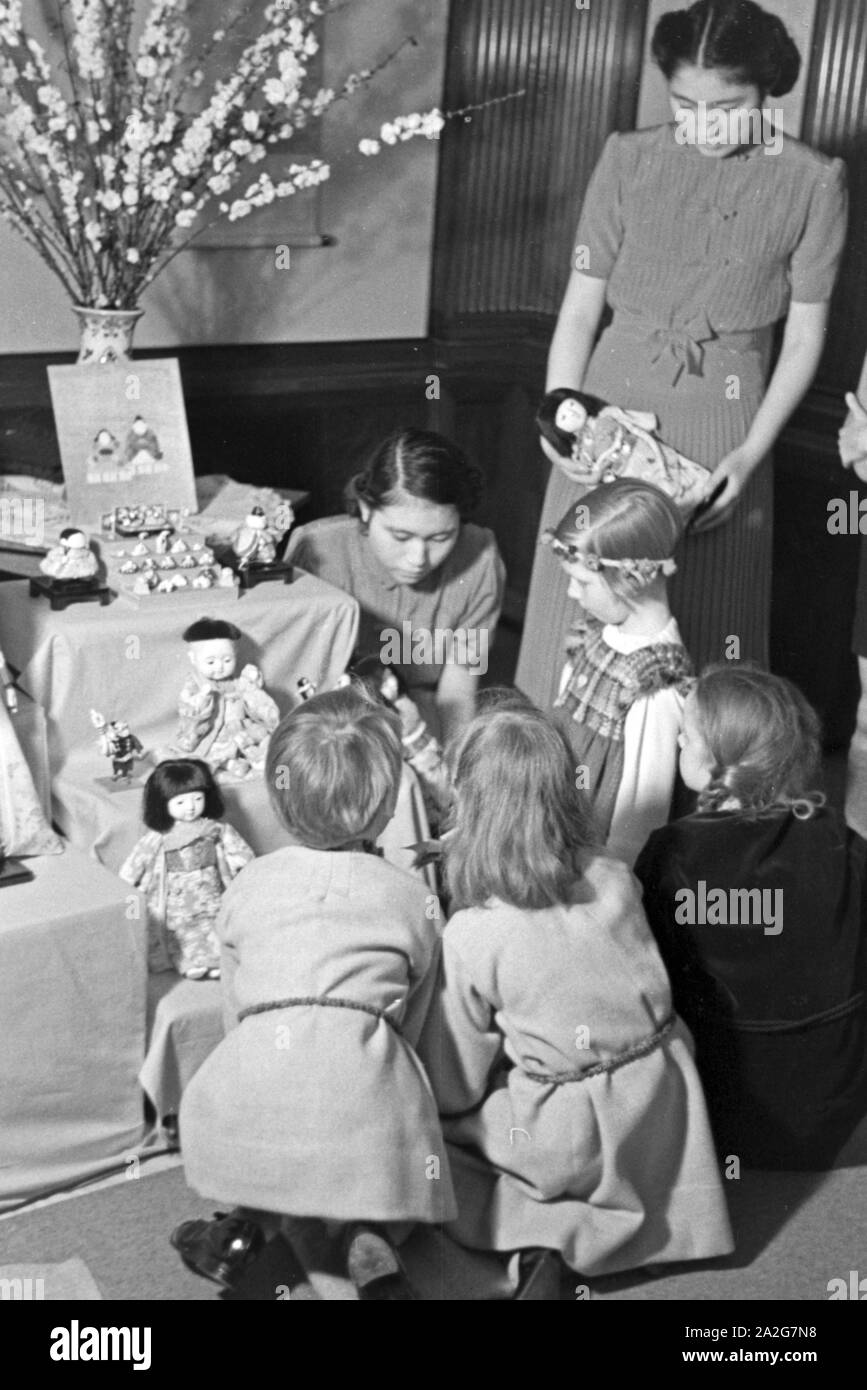 Kinder, ein Mädchen in japanischer Tracht, bei einer der Ausstellung Reichsfrauenführung, Deutschland 1930er Jahre. I bambini, uno di essi una ragazza in tradizionali array di giapponese, alla mostra di Reichsfrauenführung, il nazista donne organizzazione, Germania 1930s. Foto Stock