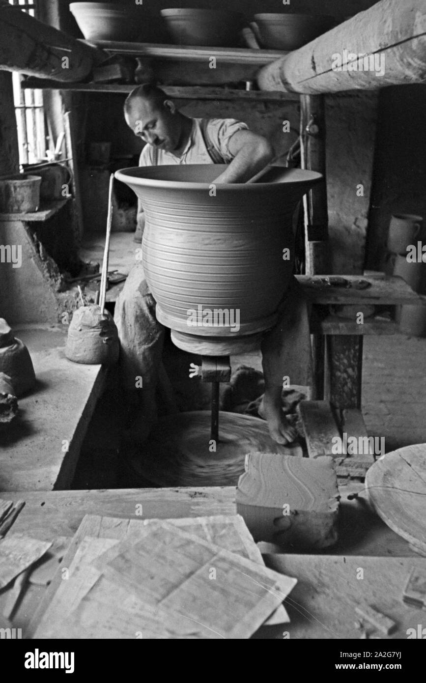 Ein Töpfer bei der Arbeit im Dorf Görzke nel Brandeburgo, Deutschland 1930er Jahre. Un vasaio al lavoro presso il villaggio di Goerzke nel Brandeburgo, Germania 1930s. Foto Stock