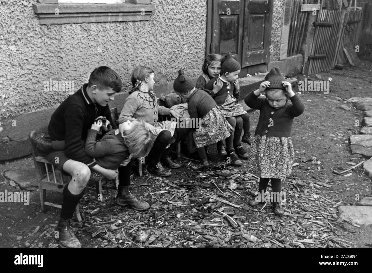 Die Vierlinge Knipser mit ihren älteren Geschwistern, Deutschland 1930er Jahre. La Knipser quadrupet ragazze con i loro fratelli di sambuco, Germania 1930s. Foto Stock