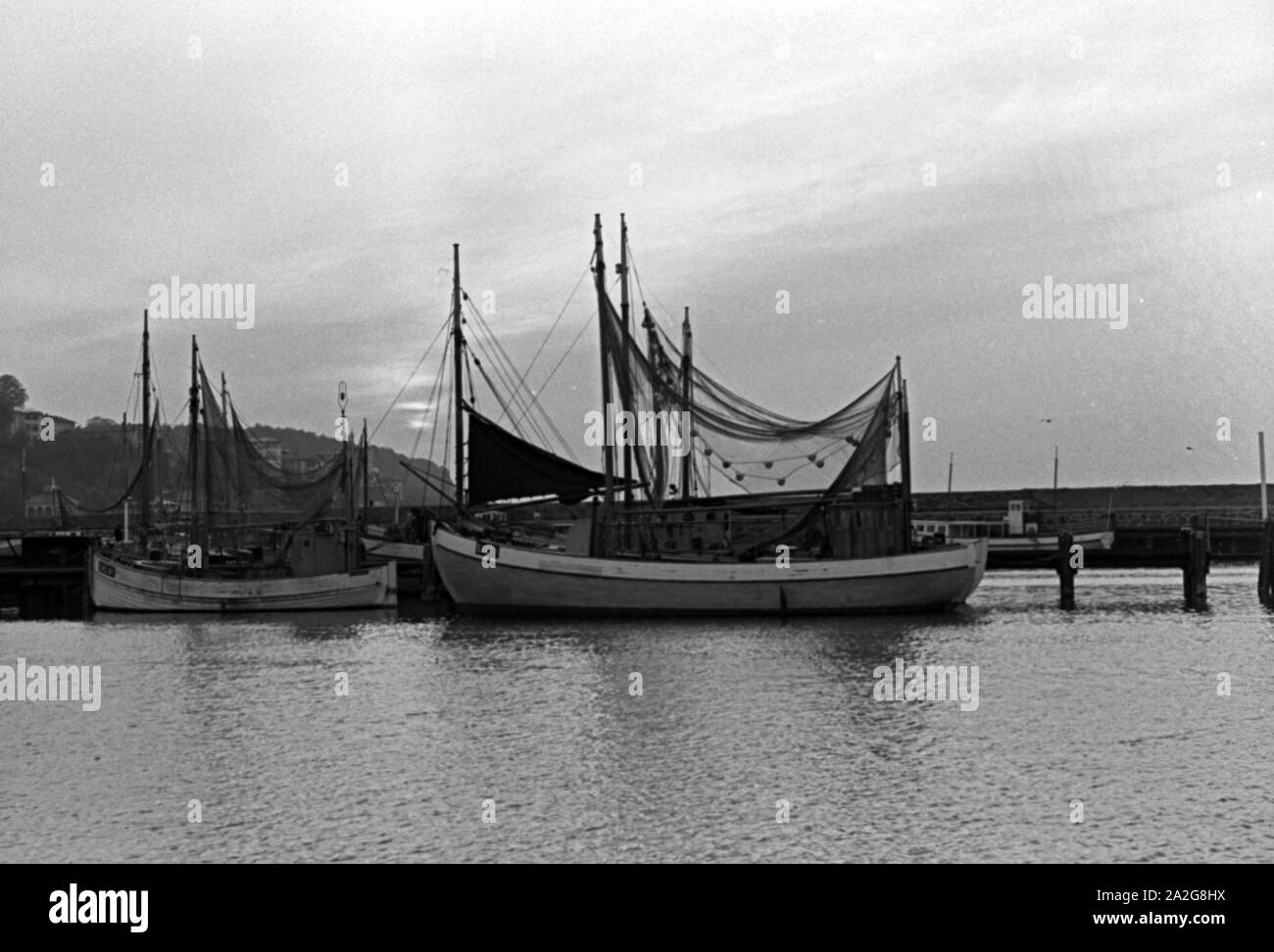 Fischerboote machen sich bereit zur Ausfahrt im Hafen von Hela an der Putziger Nehrung in Ostpreußen, Deutschland 1930er Jahre. Doggers preparando per andare a pesca di porto di Hela a Putzig bay bar nella Prussia orientale, Germania 1930s. Foto Stock