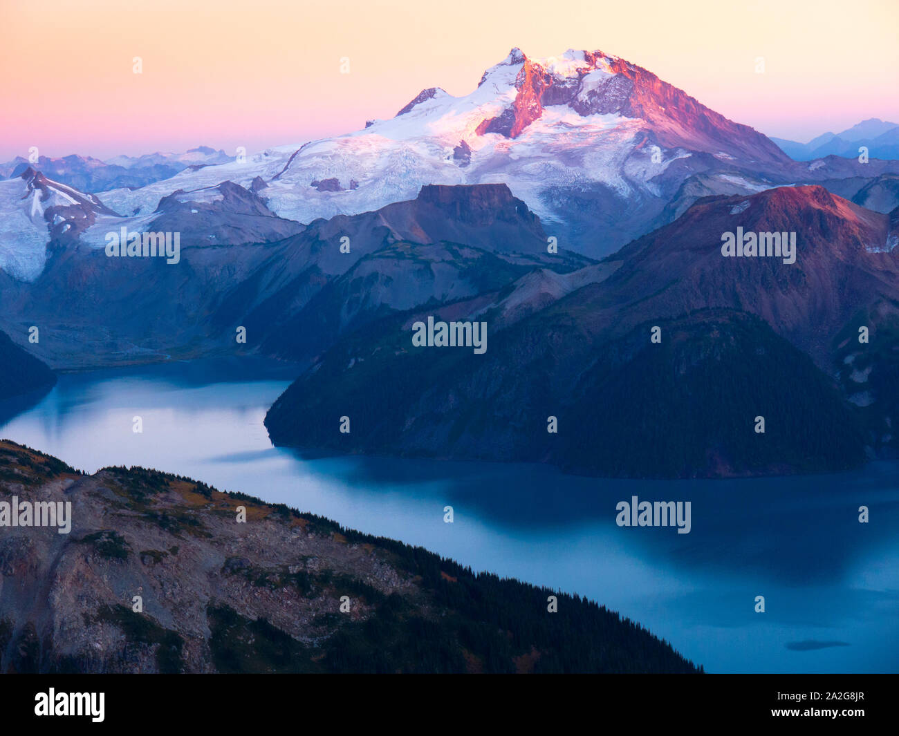 Tramonto sul lago di Garibaldi dalla nera Brosmio Foto Stock