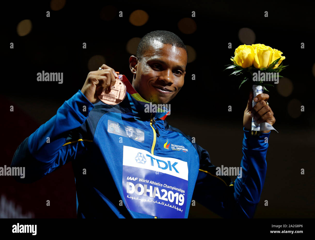 Doha in Qatar. 2 Ottobre, 2019. Medaglia di Bronzo Alex Quinonez dell Ecuador mostra la sua medaglia durante la premiazione per gli Uomini 200m Finale al 2019 IAAF mondiale di atletica a Doha, in Qatar, Ottobre 2, 2019. Credito: Wang Lili/Xinhua/Alamy Live News Foto Stock