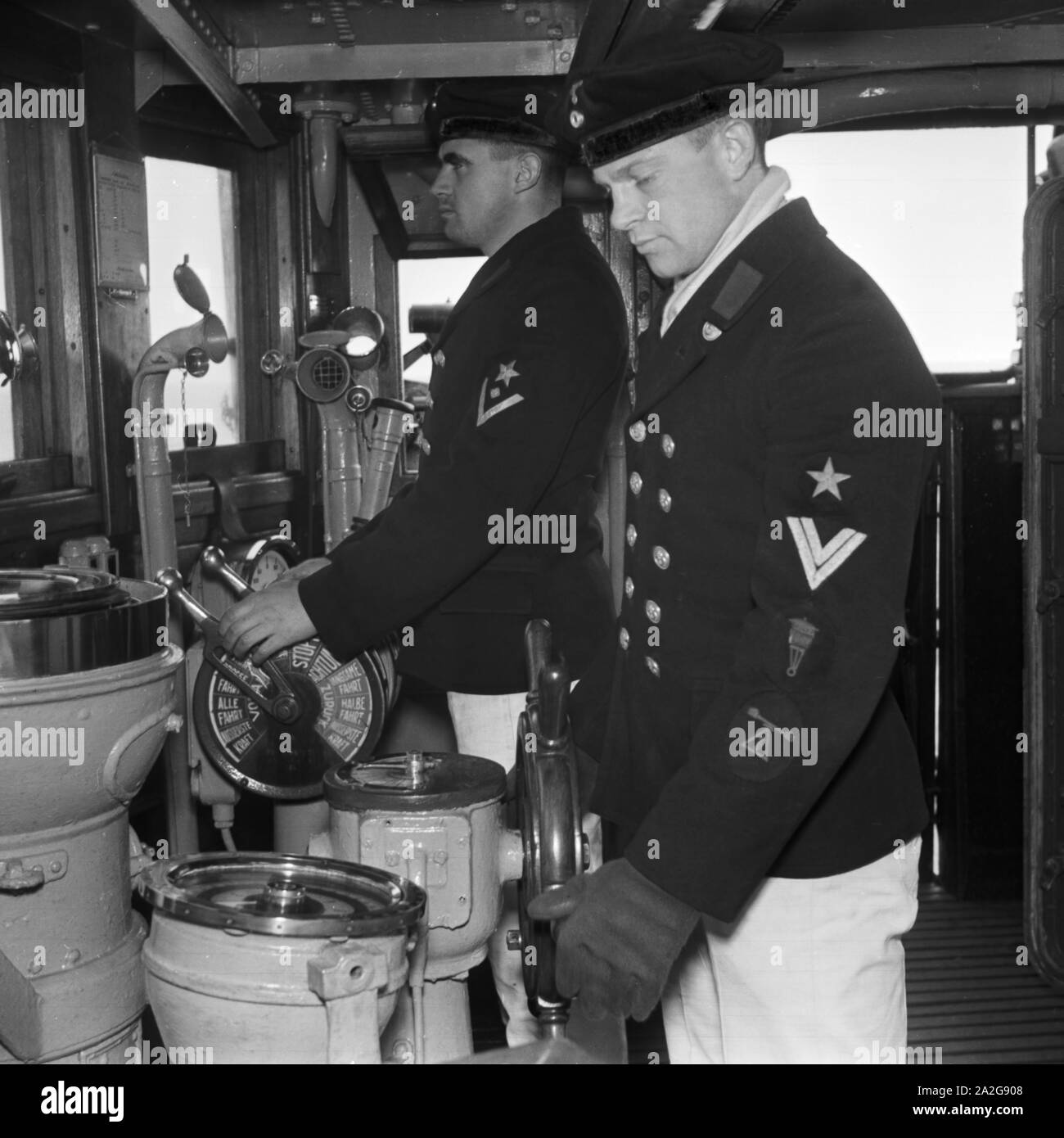 Bootsmänner der 2. Minensuch Flotille bei einer Übung auf Ihren Minensuchbooten, Deutschland 1930er Jahre. Sottufficiali di un dragamine presso un esercizio sul loro mindsweepers, Germania 1930s. Foto Stock