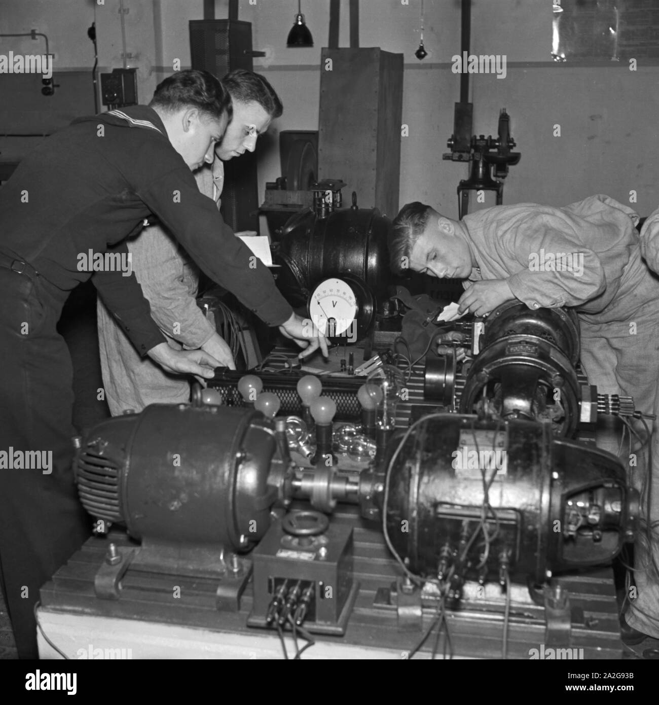 Rekruten bekommen theoretischen Unterricht in der Marineschule Wesermünde, Deutschland 1930er Jahre. Le reclute di ottenere le loro conoscenze teoriche a Wesermuende scuola della marina militare, Germania 1930s. Foto Stock