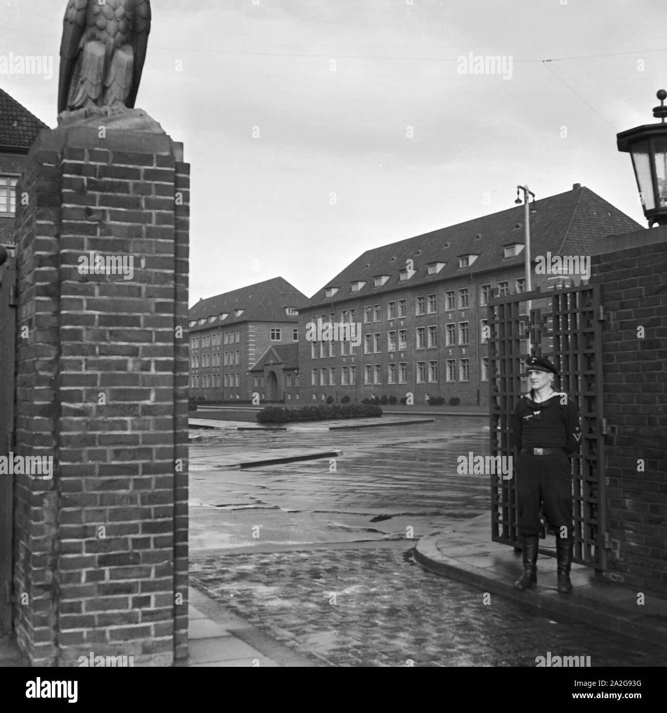 Wachsoldat am Eingang der Marineschule Wesermünde, Deutschland 1930er Jahre. Guardia all'entrata di Wesermuende scuola della marina militare, Germania 1930s. Foto Stock