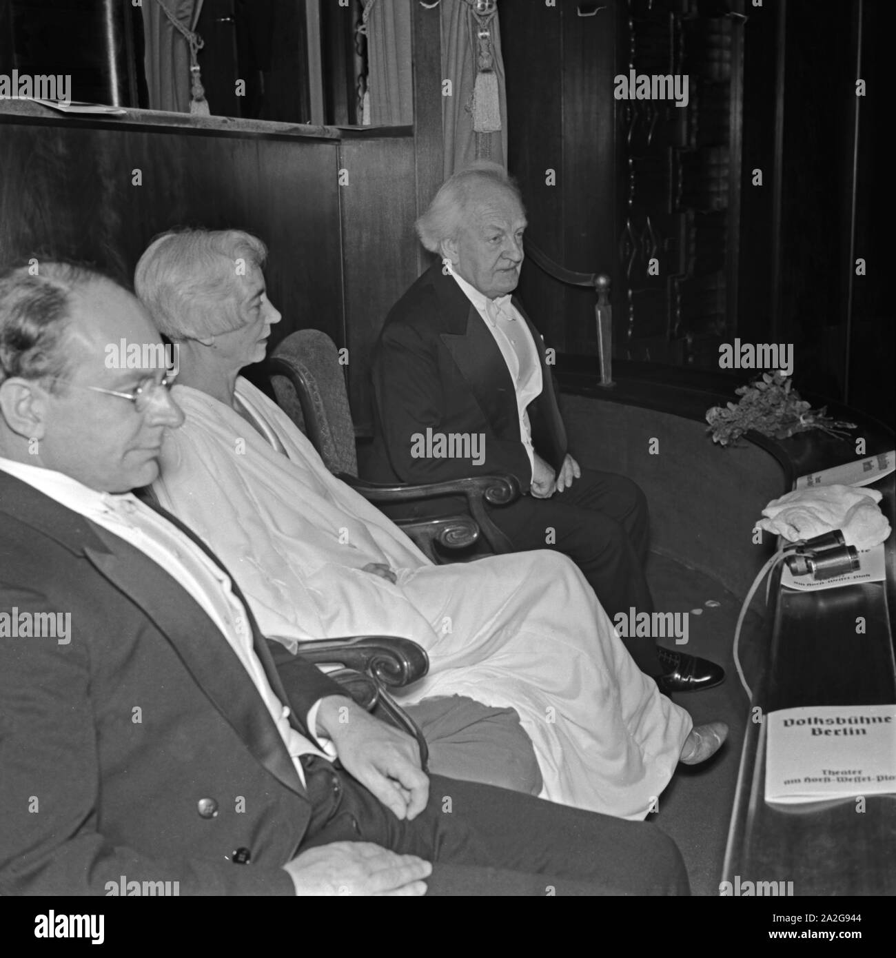 Der deutsche Dramatiker und Schriftsteller GERHART HAUPTMANN bei einer Aufführung der Volksbühne Berlino, novembre 1937. Drammaturgo tedesco e autore GERHART HAUPTMANN nel pubblico del teatro Volksbuehne Berlino, novembre 1937. Foto Stock