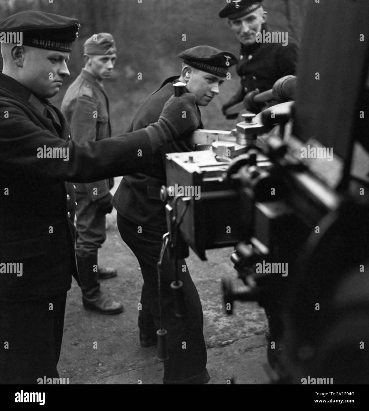 Marinesoldaten der Marineschule Wesermünde lernen den Umgang mit Fernlenkungsgeschossen, Deutschland 1930er Jahre. I soldati della marina a imparare a utilizzare i missili a Wasermuende scuola della marina militare, Germania, 1930s. Foto Stock