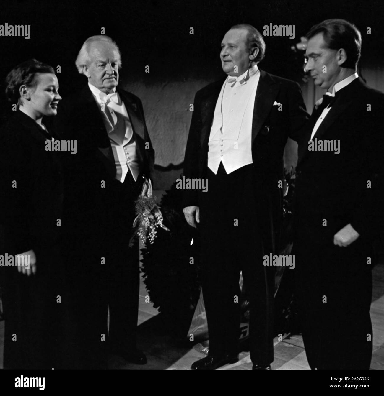 Der deutsche Dramatiker und Schriftsteller GERHART HAUPTMANN bei einer Aufführung der Volksbühne Berlino, novembre 1937. Drammaturgo tedesco e autore GERHART HAUPTMANN a teatro Volksbuehne Berlino, novembre 1937. Foto Stock