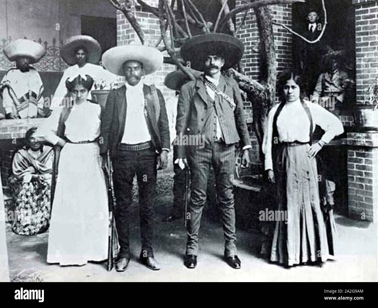 Emiliano y Eufemio Zapata con sus esposas. Foto Stock Emiliano y Eufemio Zapata con sus esposas. Foto Stock