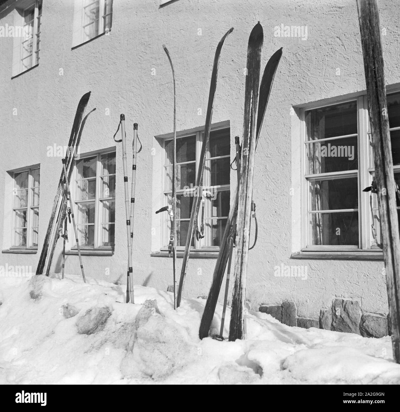 Ein Ausflug in das Skigebiet Reheberg im Erzgebirge, Deutsches Reich 1930er Jahre. Un'escursione per la regione sciistica di Reheberg in , Germania 1930s. Foto Stock