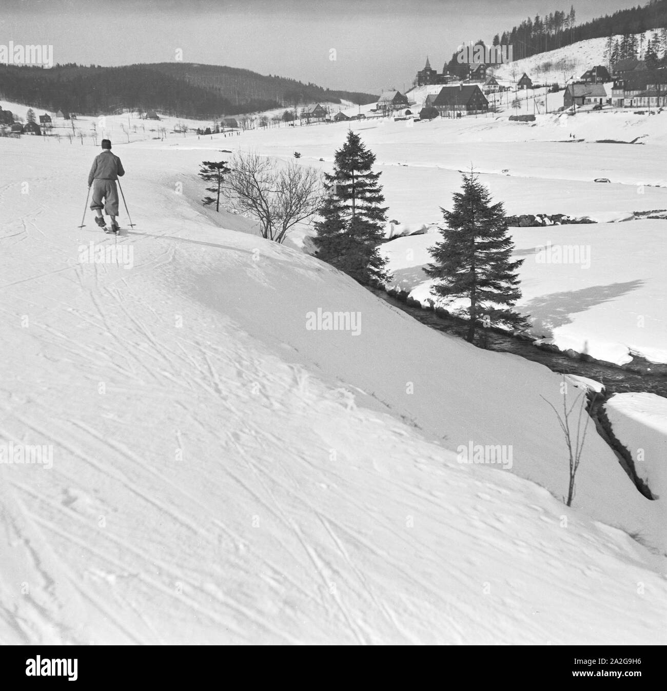 Ein Ausflug in das Skigebiet Reheberg im Erzgebirge, Deutsches Reich 1930er Jahre. Un'escursione per la regione sciistica di Reheberg nelle montagne Erz, Germa Foto Stock