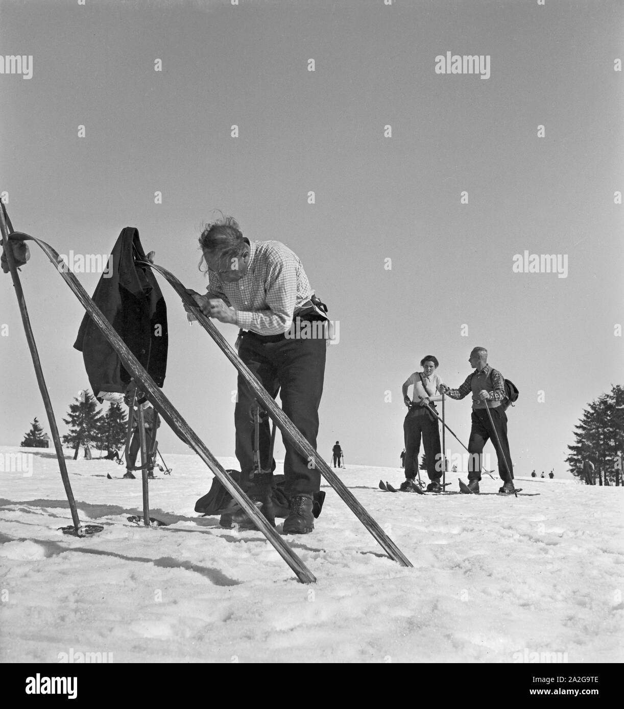 Skigebiet am Feldberg im Schwarzwald, Deutsches Reich 1930er Jahre. La regione di sci a monte Feldberg nella Foresta Nera, Germania 1930s. Foto Stock