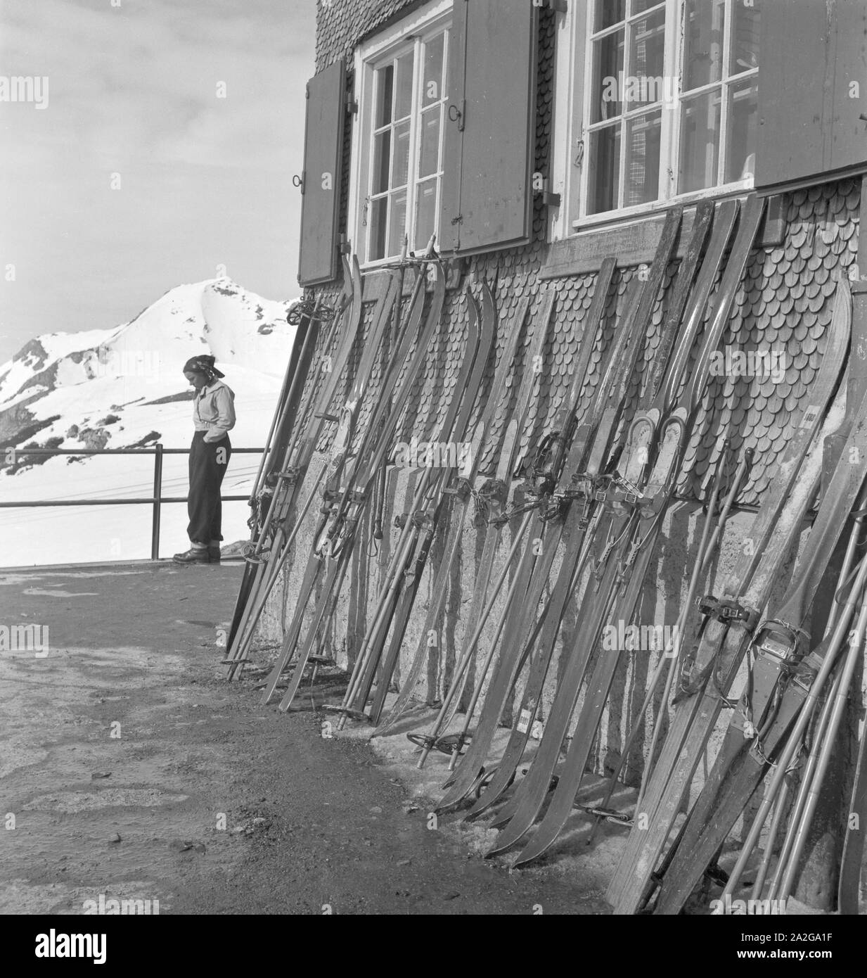 Ein Ausflug in ein Skigebiet in Bayern, Deutsches Reich 1930er Jahre. Un viaggio in una regione di sci in Baviera, Germania 1930s. Foto Stock