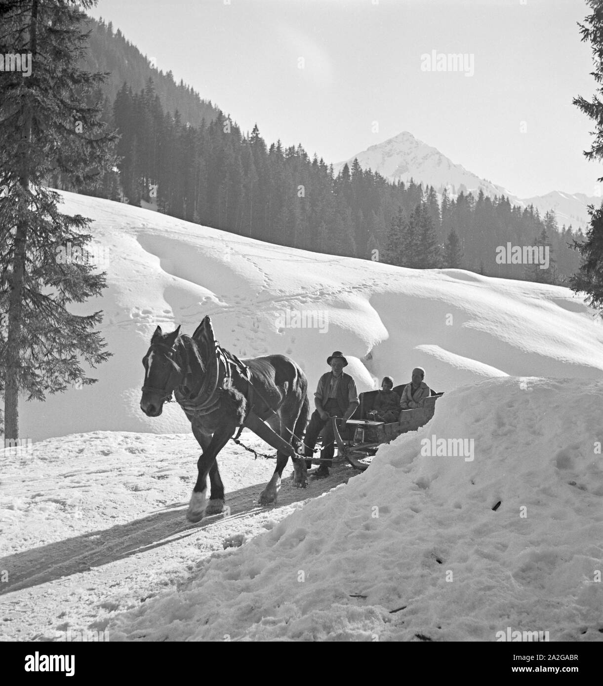 Ein Ausflug in ein Skigebiet in Bayern, Deutsches Reich 1930er Jahre. Un viaggio in una regione di sci in Baviera, Germania 1930s. Foto Stock