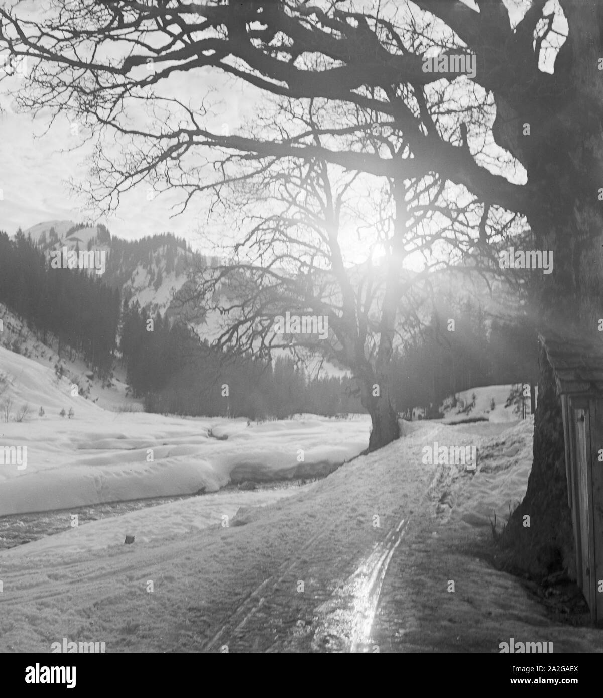 Ein Ausflug in ein Skigebiet in Bayern, Deutsches Reich 1930er Jahre. Un viaggio in una regione di sci in Baviera, Germania 1930s. Foto Stock