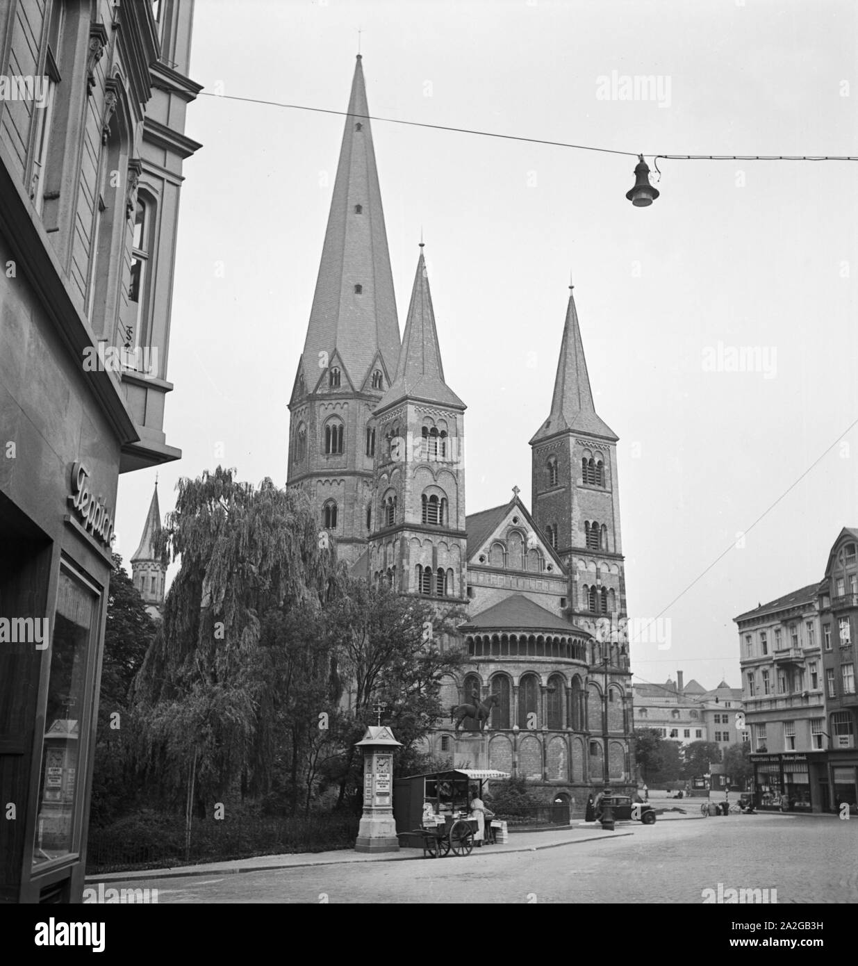 Blick von Südosten auf das Münster a Bonn, Deutschland 1930er Jahre. Vista da sud est a Bonn minster, Germania 1930s. Foto Stock
