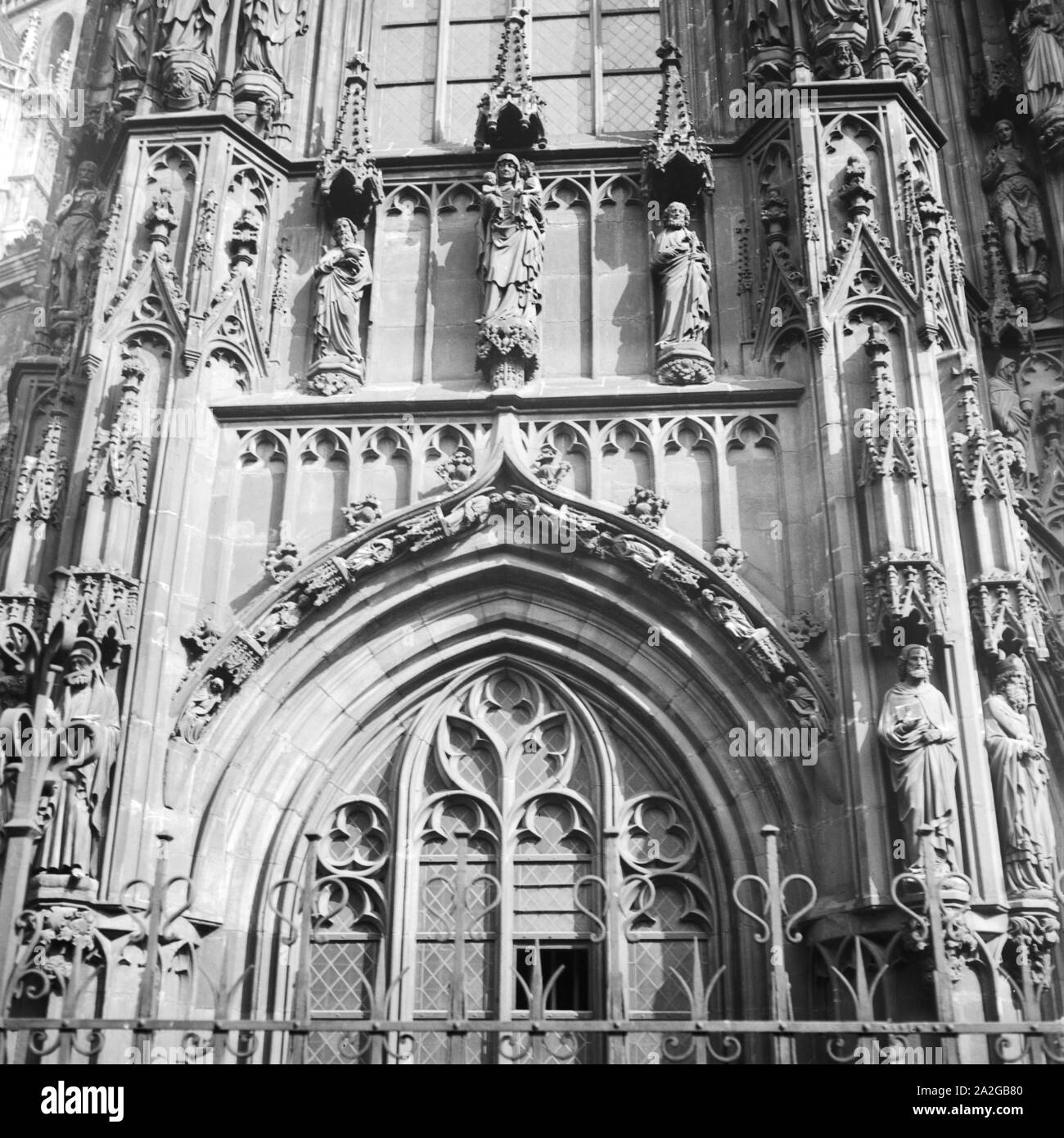 Dettagli am Kaiserdom zu Aachen, Deutschland 1930er Jahre. Dettagli presso la cattedrale di Aachen, Germania 1930s. Foto Stock