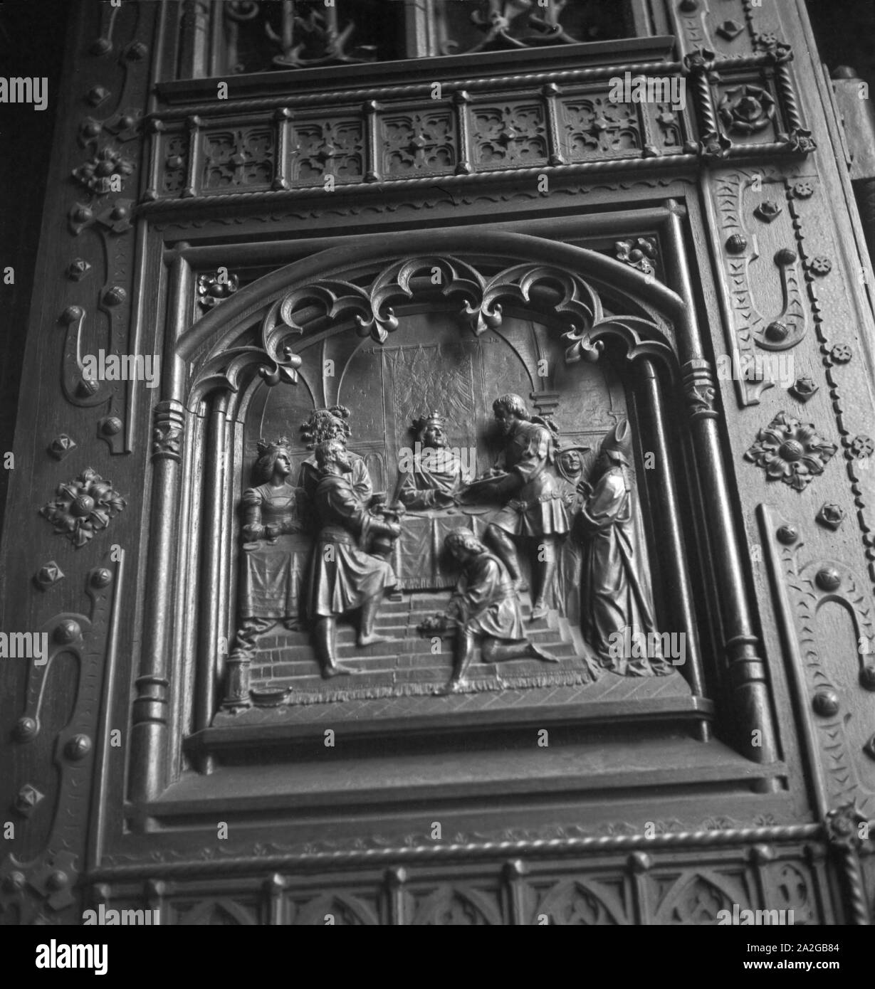 Dettaglio un einem Portal des Kaiserdomes in Aachen, Deutschland 1930er Jahre. Dettagli su una chiesa gate di Aachen cattedrale Kaiserdom, Germania 1930s. Foto Stock