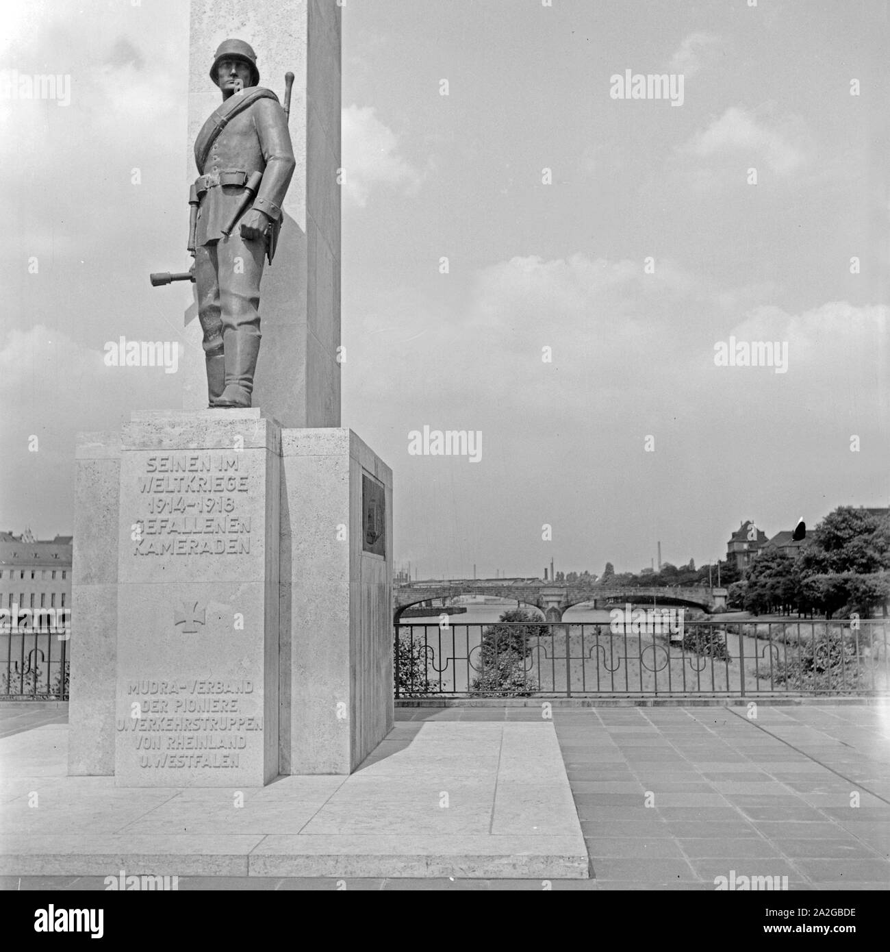 Das Ehrenmal für die im 1. Weltkrieg gefallenen Soldaten aus Mülheim an der Ruhr, Deutschland 1930er Jahre. WWI memorial per soldati caduti da Muelheim Ruhr, Germania 1930s. Foto Stock