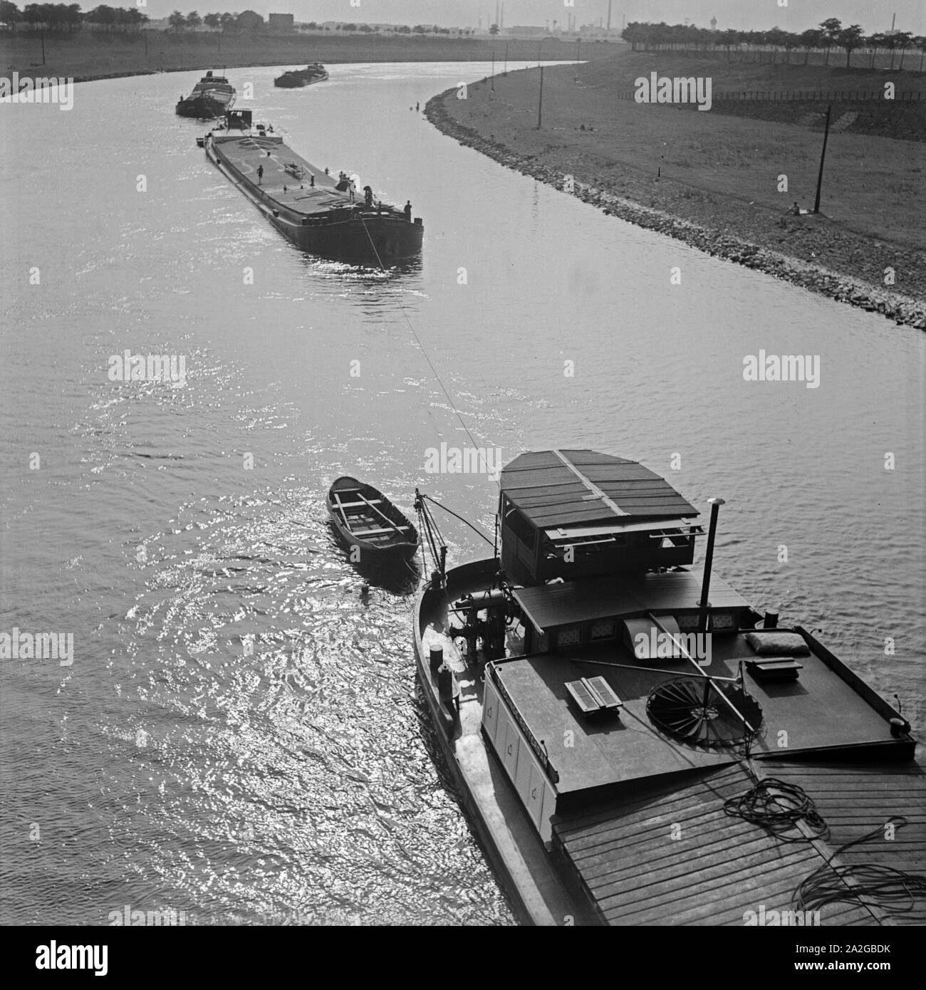 Schlepper auf dem Rhei bei Duisburg, Deutschland 1930er Jahre. Towboats sul fiume Reno vicino a Duisburg, Germania 1930s. Foto Stock