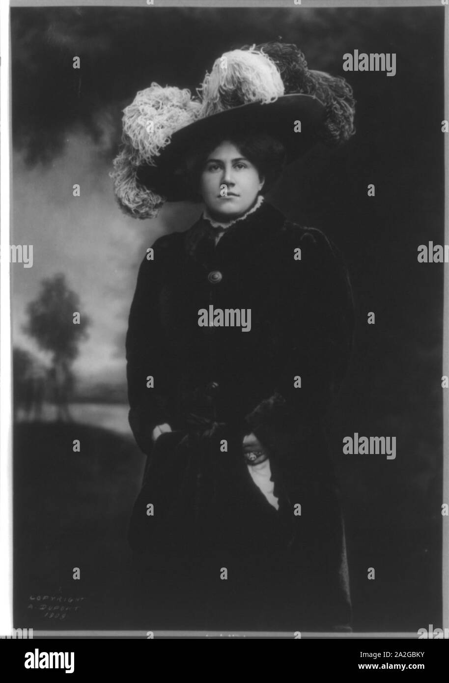 Emmy Destinn, 1878-1930, tre quarti di lunghezza verticale, in piedi, rivolto verso sinistra, indossare un cappello di pelliccia Foto Stock