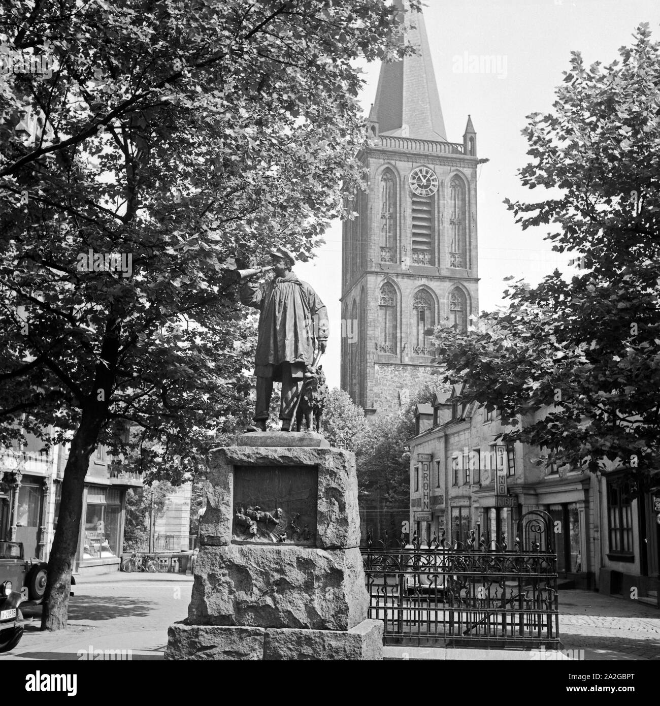 Das Kuhhirtendenkmal vor der Propsteikirche St. Peter und Paul a Bochum, Deutschland 1930er Jahre. Mucca herder monumento canonicato e chiesa di San Pietro e Paolo a Bochum, Germania 1930s. Foto Stock