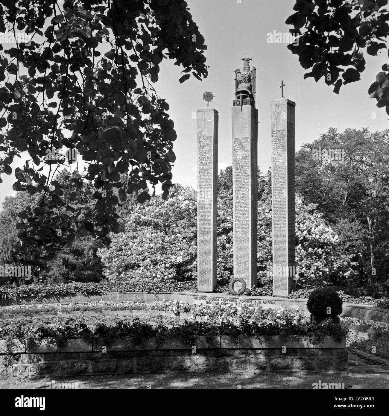 Ehrenmal für die im 1. Weltkrieg gefallenen Soldaten in Wuppertal, Deutschland 1930er Jahre. Memoriale di guerra per i soldati caduti a Wuppertal, Germania 1930s. Foto Stock