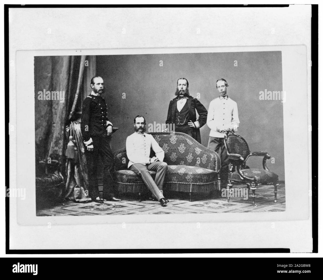 L'Imperatore Maximilian, (centro permanente con la mano sulla hip) e i suoi tre fratelli, (da sinistra a destra) Arciduca Karl Ludwig di Austria, l'Imperatore Franz Joseph I di Austria e Arciduca Ludwig Viktor Foto Stock