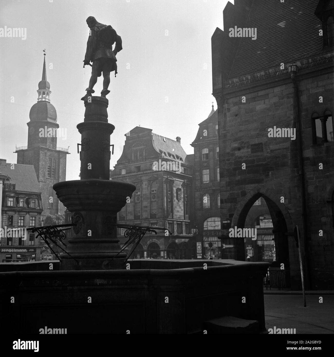 Blick auf die Reinoldikirche und die Marktecke a Dortmund, Deutschland 1930er Jahre. Vista di San Reinold la chiesa e angolo di mercato a Dortmund, Germania 1930s. Foto Stock