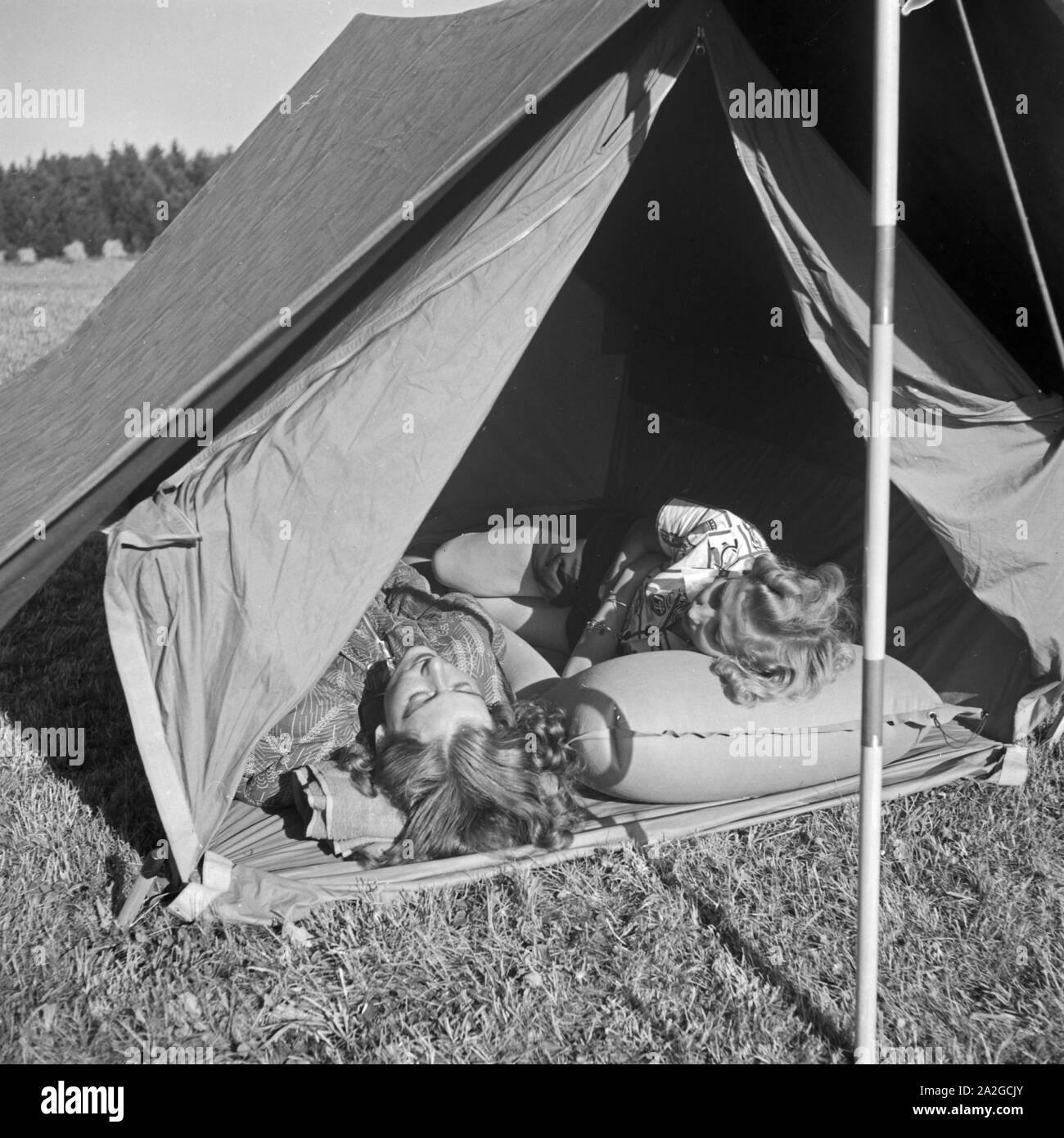 Zwei Frauen schlafen in ihrem Klepper Zelt, Deutschland 1930er Jahre. Due donne dormire a loro tenda, Germania 1930s. Foto Stock